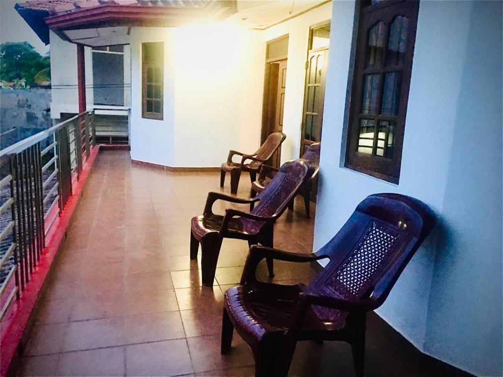 Kavee Transit Hotel Katunayaka Extérieur photo